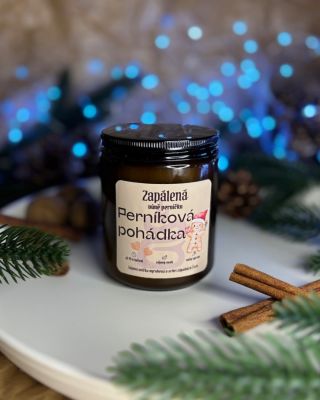 Přivoníš – a najednou jsi zpět v dětství. Někde mezi voňavou kuchyní, troubou a plechem plným perníčků 🧑‍🍳✨. Tahle svíčka...