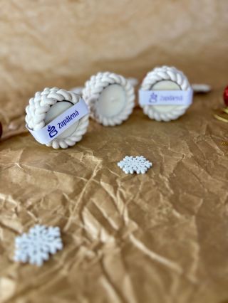 Čistý design. Jemné světlo. A materiál, který vydrží roky. ✨ Tyhle bílé svícny jsou vyrobené z jesmonitu – ekologického...